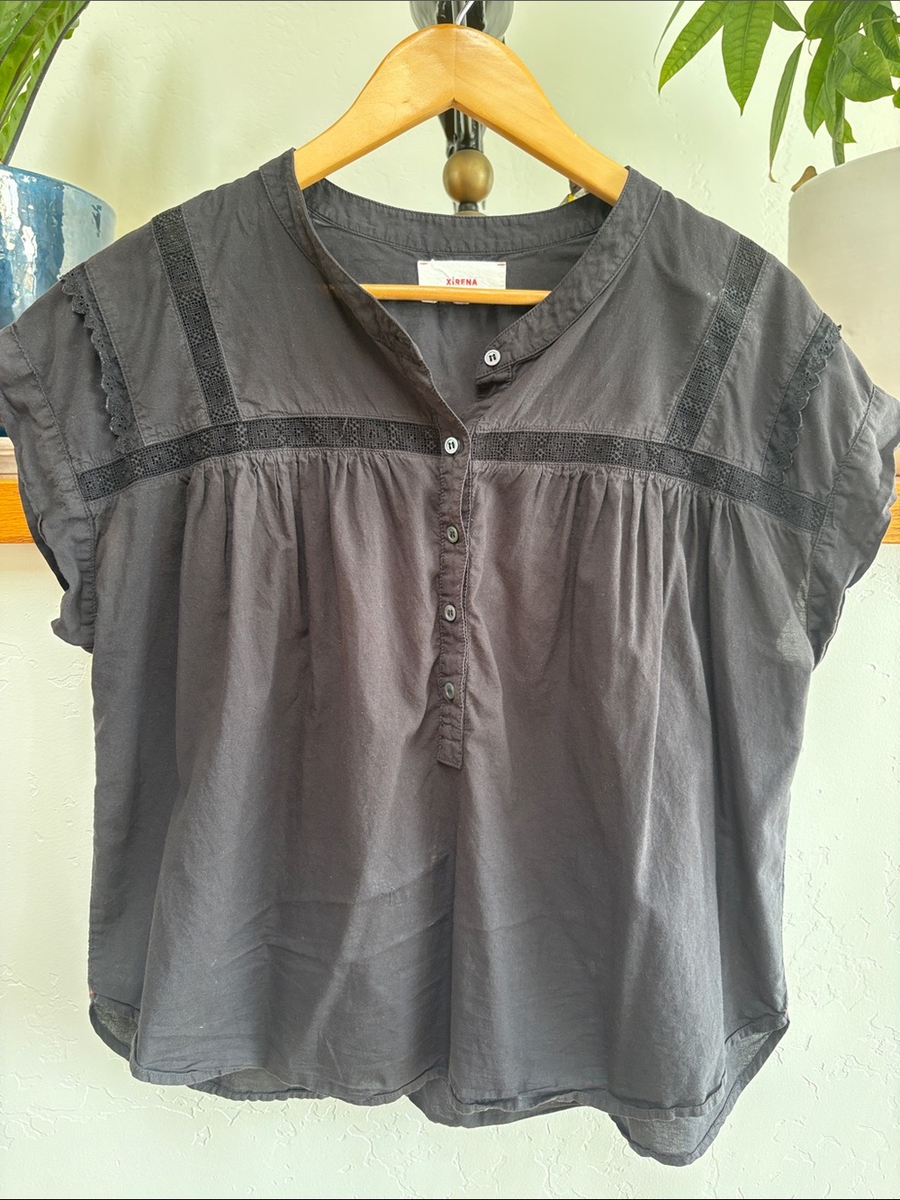 XiRENA Black Cotton Button-Front Peasant Blouse